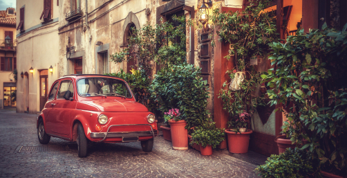Öreg-vintage-autó-parkol-egy-olaszországi-étterem-előtt