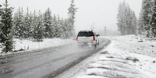 közlekedés, téliesítés, rossz útviszonyok, téli gumi, csúszós utak, biztonságos közlekedés