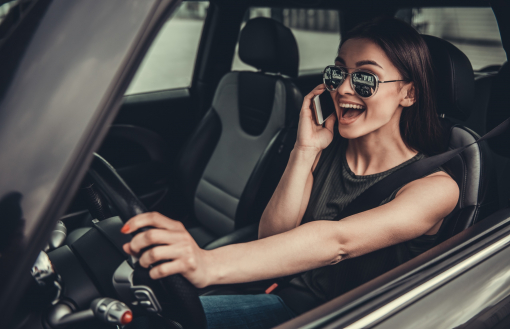 A telefonálás mára az autózás szinte elválaszthatatlan része, hiszen különösen a dugóban ülve gyakori,
